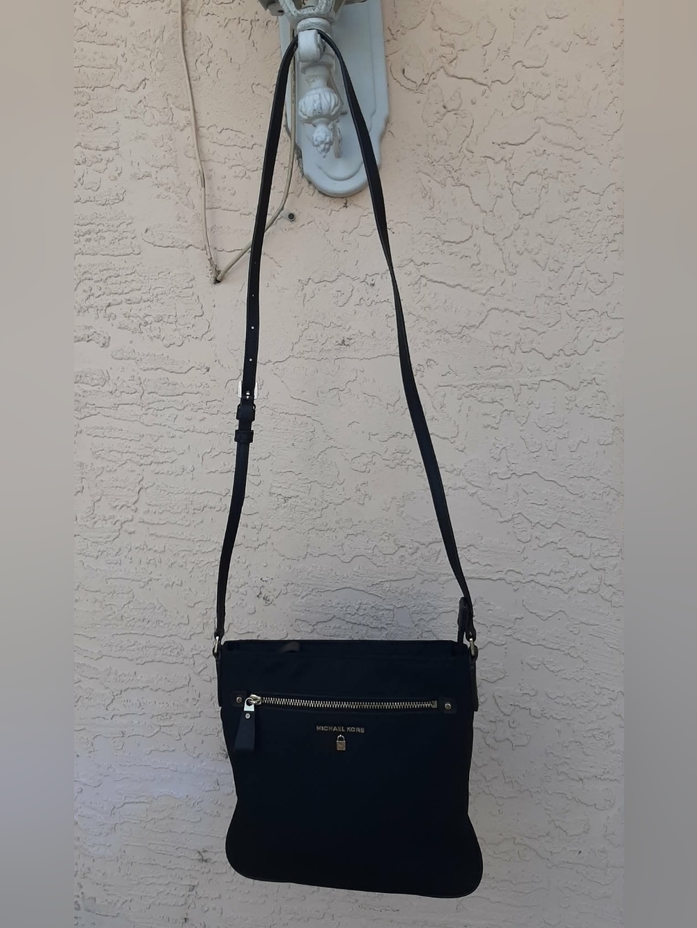 MICHAEL KORS "Kelsey" Large Black Nylon Crossbody Swingpack Bag w/ Gold Fixtures - Picture 9 of 10